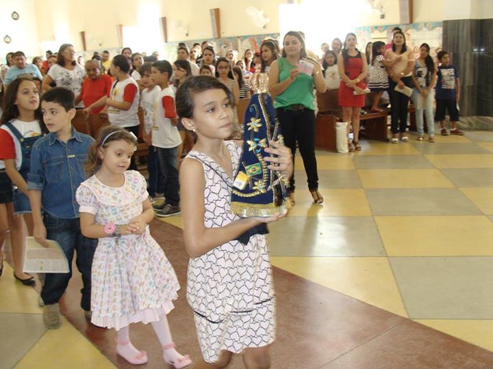 Crianças celebram seu dia com homenagens à Mãe Aparecida