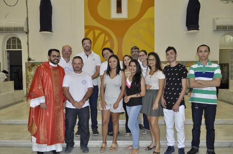 Jovens Catecúmenos são Apresentados na Noite do Domingo de Ramos