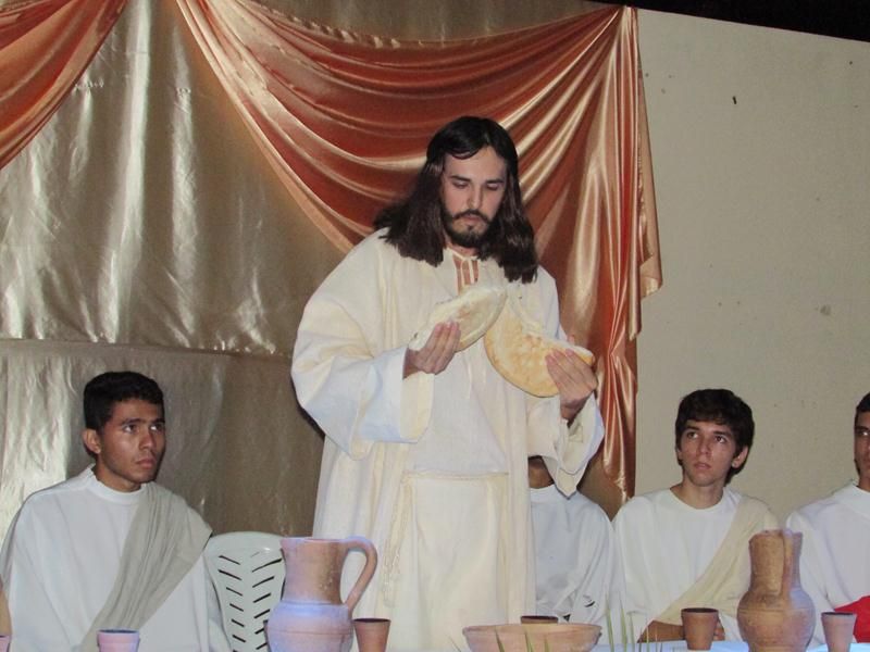 Jovens da Paróquia Santo Antônio encenam a Paixão de Cristo no Largo Santo Antônio de frente a Igreja Matriz